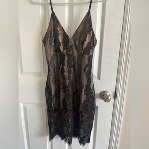 Black lace tan underneath.. size small. Tag was removed very sexy dress